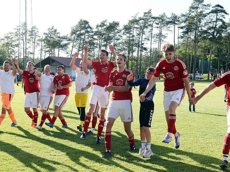 SV Sambach bleibt nach Sieg gegen TSG Bamberg in der Kreisklasse Finn Sundhaus (3.v. rechts, mit Haarband) und der SV Sambach können jubeln. Im letzten Relegationsspiel hielt der SVS die Klasse, schickte die TSG Bamberg runter.