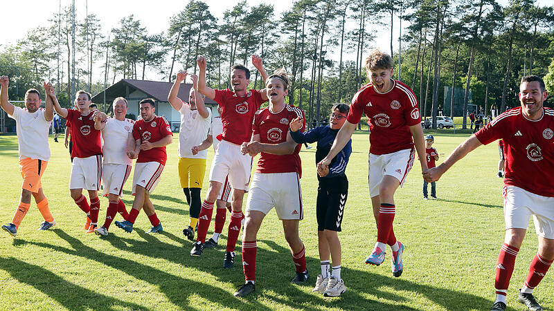 Finn Sundhaus (3.v. rechts, mit Haarband) und der SV Sambach k&ouml;nnen jubeln. Im letzten Relegationsspiel hielt der SVS die Klasse, schickte die TSG Bamberg runter.