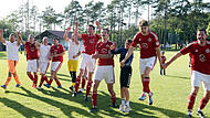 Finn Sundhaus (3.v. rechts, mit Haarband) und der SV Sambach k&ouml;nnen jubeln. Im letzten Relegationsspiel hielt der SVS die Klasse, schickte die TSG Bamberg runter.