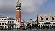 Auf dem Markusplatz in Venedig schießt die Venus in einer neuen Werbekampagne, in Designermantel und mit Designertäschchen, ein Selfie.