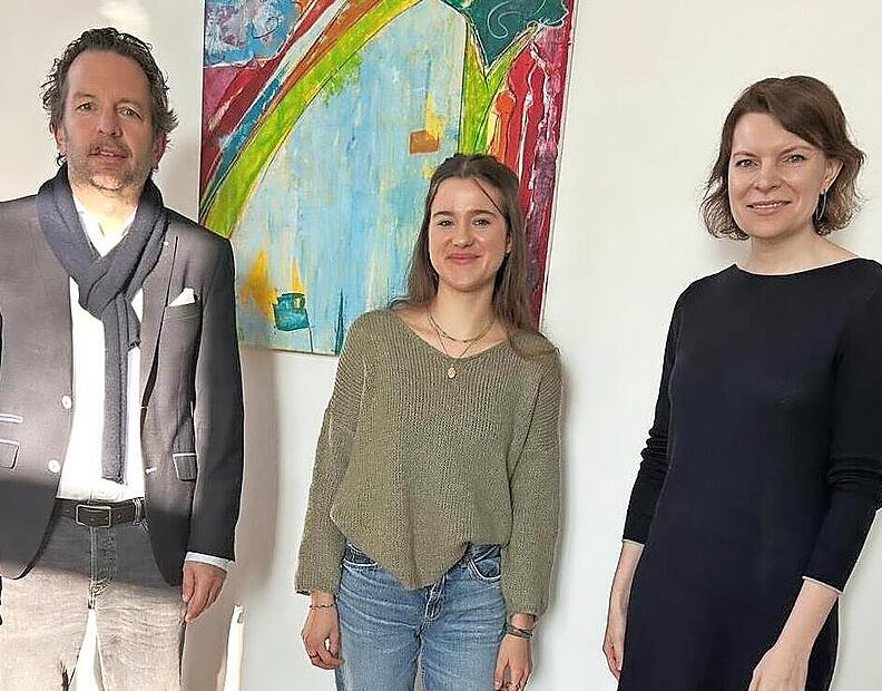 Die Stipendiatin Lea Weber mit Schulleiter Markus Knebel und MdB Emmi Zeulner