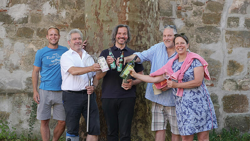 Sie stecken hinter der Organisation und Vorbereitung rund um die Jakobskerwa: Nico Wunder (v.l.) von den Frucht-Siggis, Klaus M&uuml;ller von Delikatessen-M&uuml;ller, Gregor Linz, Vorsitzender B&uuml;rgerverein Untere historische Bergstadt, Alex Schimkus vom Einhornskeller, Angelika Gaufer vom Tante-Emma-Laden am Michelsberg.