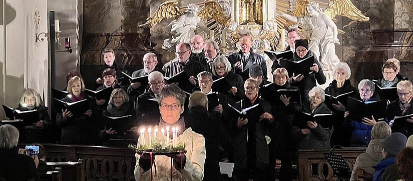 Die Kissinger Sängervereinigung bei Ihrem Adventskonzert in der Jakobuskirche. Die Kissinger Sängervereinigung bei Ihrem Adventskonzert in der Jakobuskirche.
