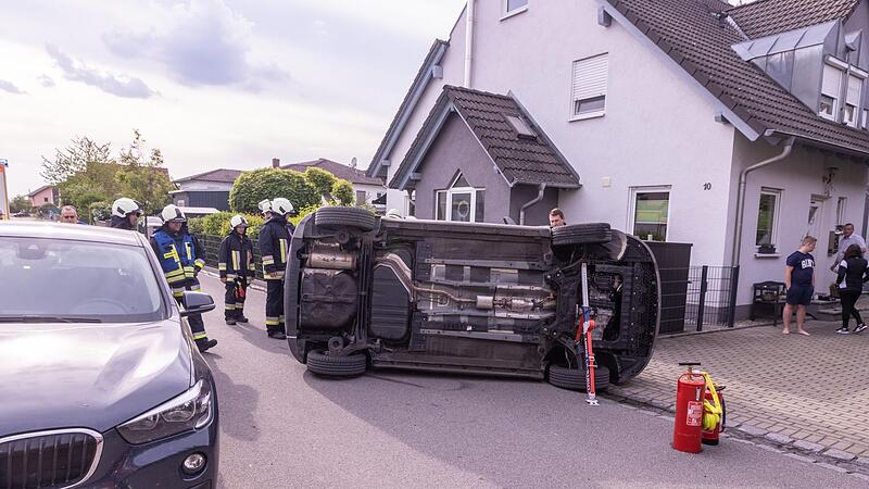 Bei der Kollision mit einem geparkten Fahrzeug &uuml;berschlug sich der Unfallwagen,