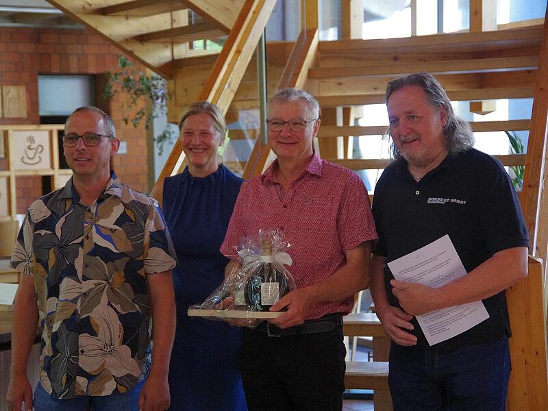 Würdigung von Johannes Schmück: (von links) Michael Werner, Anja Broux, Fachlehrer Johannes Schmück und  Norbert Borst