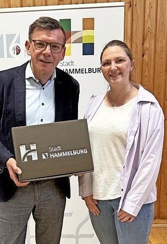 B&uuml;rgermeister Armin Warmuth mit der neuen Ortssprecherin Sabine Lilienwei&szlig;.