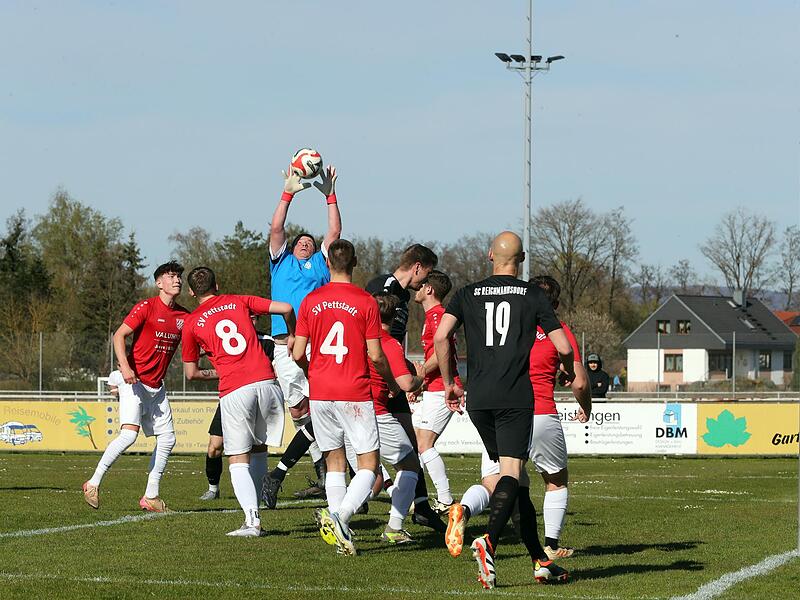 Der Pettstadter Torwart Mario Meth fängt den Ball und verhindert so eine Reichmannsdorfer Torchance. Der Pettstadter Torwart Mario Meth fängt den Ball und verhindert so eine Reichmannsdorfer Torchance.