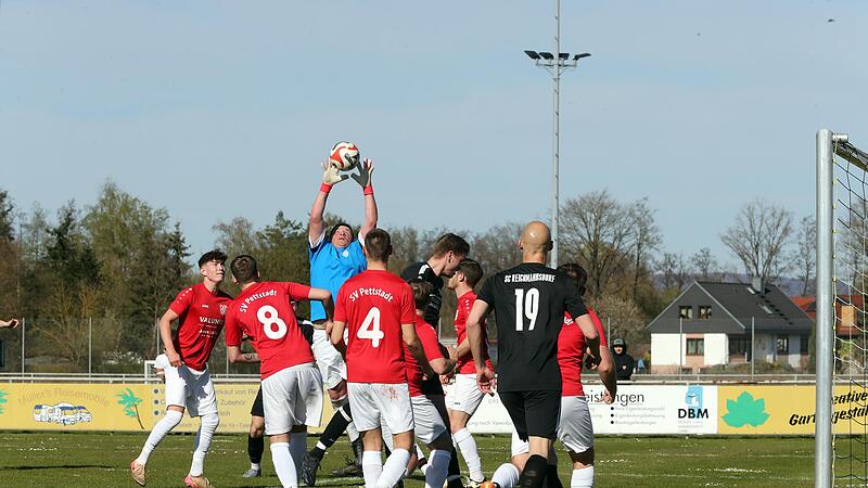 Der Pettstadter Torwart Mario Meth fängt den Ball und verhindert so eine Reichmannsdorfer Torchance. Der Pettstadter Torwart Mario Meth fängt den Ball und verhindert so eine Reichmannsdorfer Torchance.