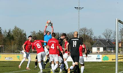 Der Pettstadter Torwart Mario Meth f&auml;ngt den Ball und verhindert so eine Reichmannsdorfer Torchance.