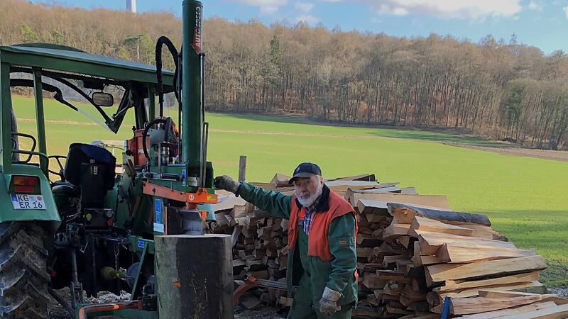 Auch mit 90 macht Sebastian Reuter noch gerne Holz im Wald, immer dabei: sein Deutz-Traktor.