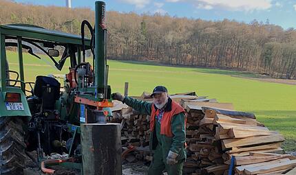 Auch mit 90 macht Sebastian Reuter noch gerne Holz im Wald, immer dabei: sein Deutz-Traktor.