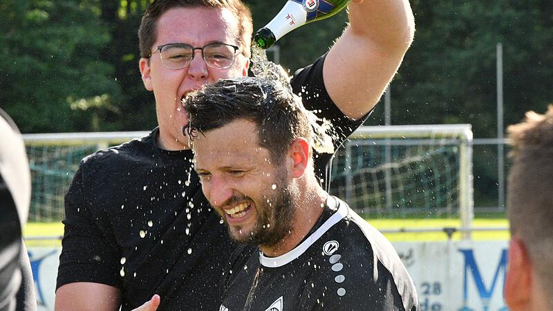 Sektdusche f&uuml;r DJK-Trainer Dominik Woitschitzke.