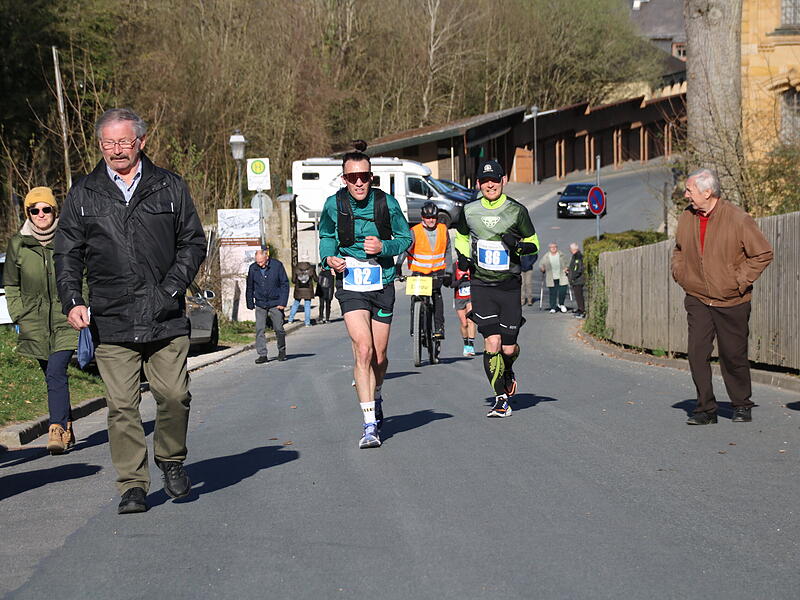 Strahlender Sonnenschein, aber nur niedrige Plusgrade erwartete die L&auml;ufer beim 19. Obermain-Marathon rund um Bad Staffelstein. Die Marathon-Strecke f&uuml;hrte wieder an den beiden Wahrzeichen der Kurstadt, dem Kloster Banz und der Basilika Vierzehnheiligen vorbei.