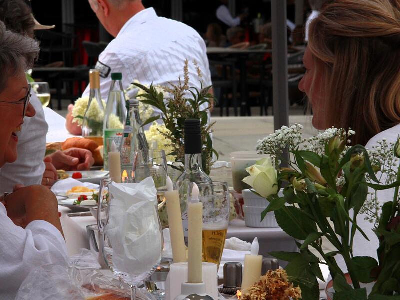 Weiße Nacht ForchheimWeiße Nacht Forchheim Bei selbst mitgebrachtem Picknick, Getränken und sogar Dekoration, wie Kerzen und Blumen, sah jeder Tisch etwas anders aus.