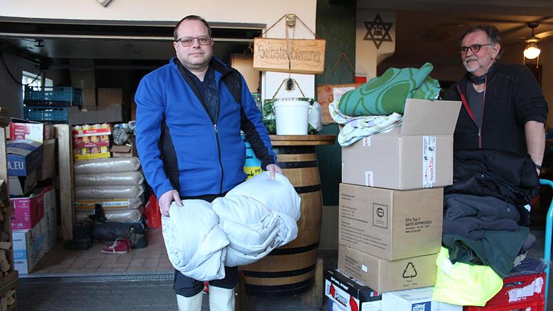 In der Garage der „Metzgerbräu“ in Uetzing stapeln sich die abgegeben Sachspenden, die Manfred Reichert (links) und Jürgen Teuber an die Grenze bringen wollen.