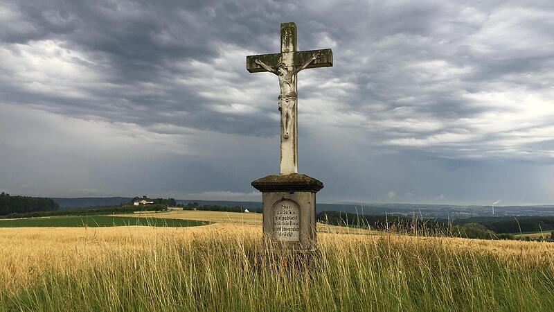 Solche Sühnekreuze wurden von Bauern auf Feldern errichtet, um Unheil von ihrer Ernte abzuwenden.Forchheim & Fränkische Schweiz