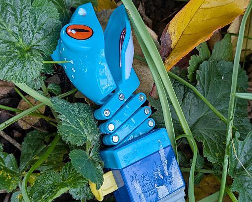 Der Plastik-Frosch spuckte einst Süßes aus.