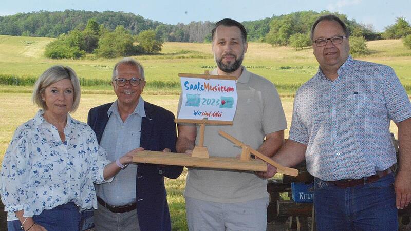 An der Quelle der Saalequelle bei Alsleben wurde   das Saale-Musicum gestartet. Unser Bild zeigt (von links): Rhön-Grabfelds stellvertretende Landrätin Eva Böhm, Bad Kissingens stellvertretenden Landrat Emil Müller,  Erdinc Yurdakul  , der  mit Ku...