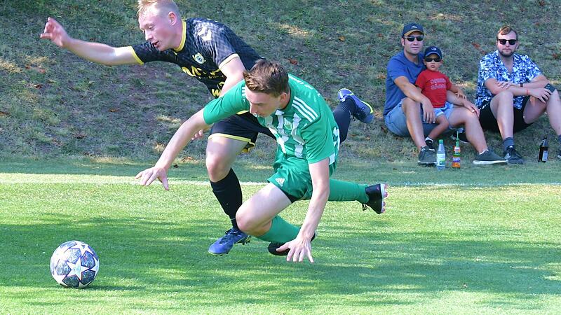 Vollen Einsatz zeigen David Betz (links) vom FC Thulba und Niklas Gerlach vom FC Untererthal beim 2:2-Remis.