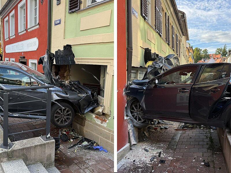 Auto durchbohrt Hauswand und bleibt stecken: Unfall in Bamberger Altstadt Auto durchbohrt Hauswand und bleibt stecken: Unfall in Bamberger Altstadt