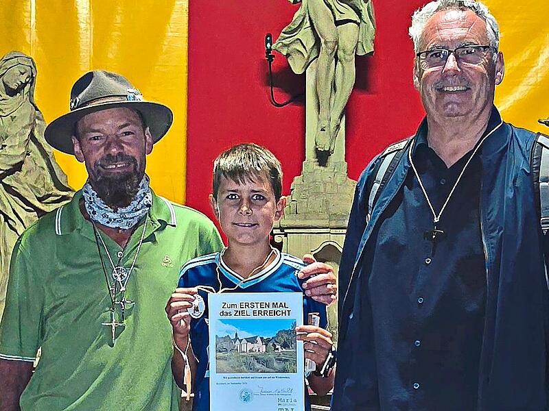 Unser Bild zeigt die Geehrten mit (von links) Joachim Volpert (40 Jahre), Julius Appel (Neupilger) und Mathias Stöth (25 Jahre). Dieter Büttner Unser Bild zeigt die Geehrten mit (von links) Joachim Volpert (40 Jahre), Julius Appel (Neupilger) und Mathias Stöth (25 Jahre). Dieter Büttner