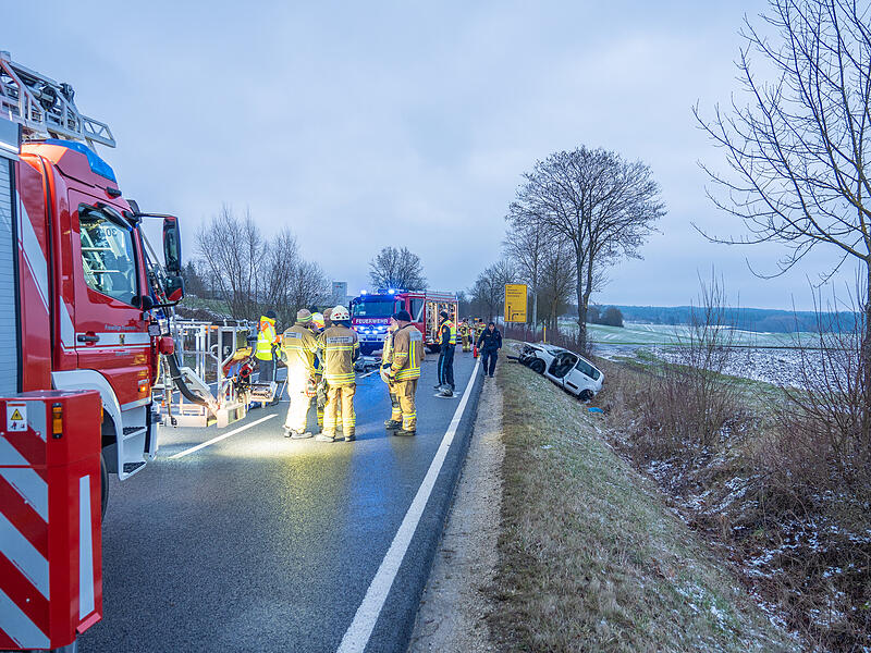 Frontalzusammenstoß auf Bundesstraße: Zwei Personen schwer verletzt