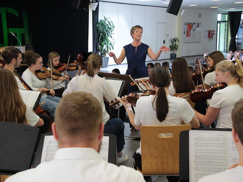 Das Schulorchester unter der Leitung von Ariane Dammann-Ranger beeindruckte die Festg&auml;ste und warb einmal mehr f&uuml;r die Einf&uuml;hrung eines musischen Zweiges an der Schule.