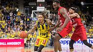 Der mit 35 Punkten überragende Oldenburger Aufbauspieler DeWayne Russell zieht am Bamberger Center Solomon Young vorbei; rechts Devon Thomas