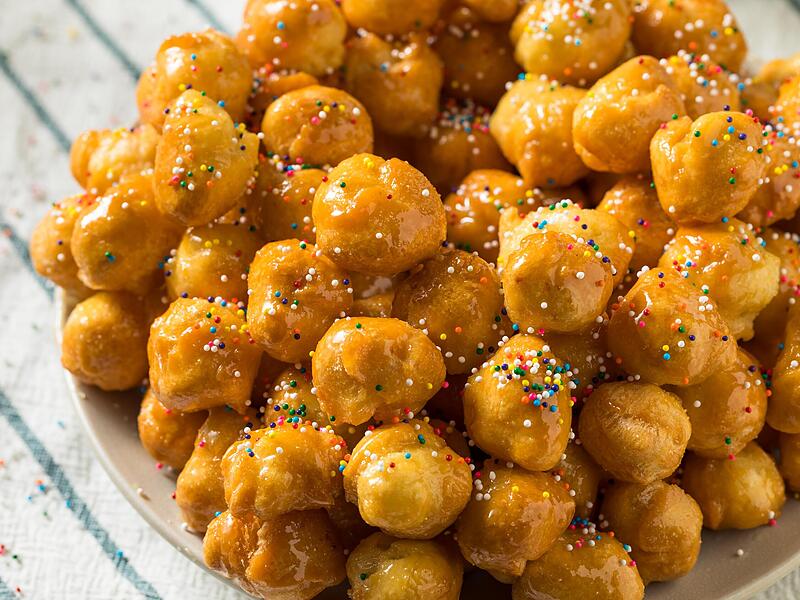 Wenn der Begriff „Süßspeise“ auf etwas passt, dann auf die „Struffoli“. Diese werden mit Honig und Zucker karamellisiert. Wenn der Begriff „Süßspeise“ auf etwas passt, dann auf die „Struffoli“. Diese werden mit Honig und Zucker karamellisiert.