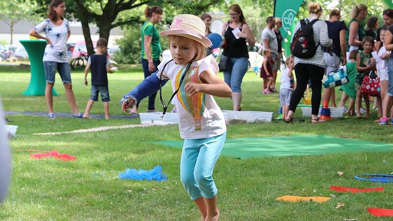 AOK Familientage auf der Jahnwiese27. bis 29. Mai Ein Fest mit vielen Hüpfburgen, Riesenrutsche, Human Soccer Turnier sowie einem Bühnen- und Mitmachprogramm für die ganze Familie. Zeiten: Freitag von 14 Uhr bis 19 Uhr, Samstag von 11 Uhr bis 19 Uhr, Sonntag von 11 bis 18 Uhr. Eintritt frei