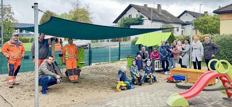 Der erweiterte und aufgehübschte Kinderspielplatz am Kindergarten St. Franziskus Rothenkirchen macht Kinder glücklich. Die Erwachsenen freuen sich mit Bürgermeister Stefan Heinlein (rechts) über die gemeinsam geschaffene Kinder-Spieloase. Der erweiterte und aufgehübschte Kinderspielplatz am Kindergarten St. Franziskus Rothenkirchen macht Kinder glücklich. Die Erwachsenen freuen sich mit Bürgermeister Stefan Heinlein (rechts) über die gemeinsam geschaffene Kinder-Spieloase.