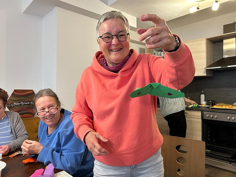 Zu Besuch in der Coburger Schmetterlingswerkstatt: Hier pr&auml;sentiert Diakonin Gabriele Lehrke-Neidhardt eines der vielen Exemplare, die bereits f&uuml;r die Vesperkirche gebastelt wurden.