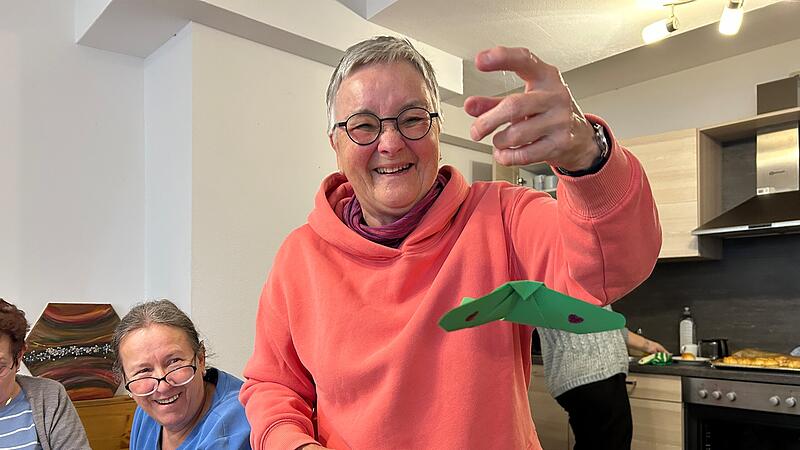 Zu Besuch in der Coburger Schmetterlingswerkstatt: Hier pr&auml;sentiert Diakonin Gabriele Lehrke-Neidhardt eines der vielen Exemplare, die bereits f&uuml;r die Vesperkirche gebastelt wurden.
