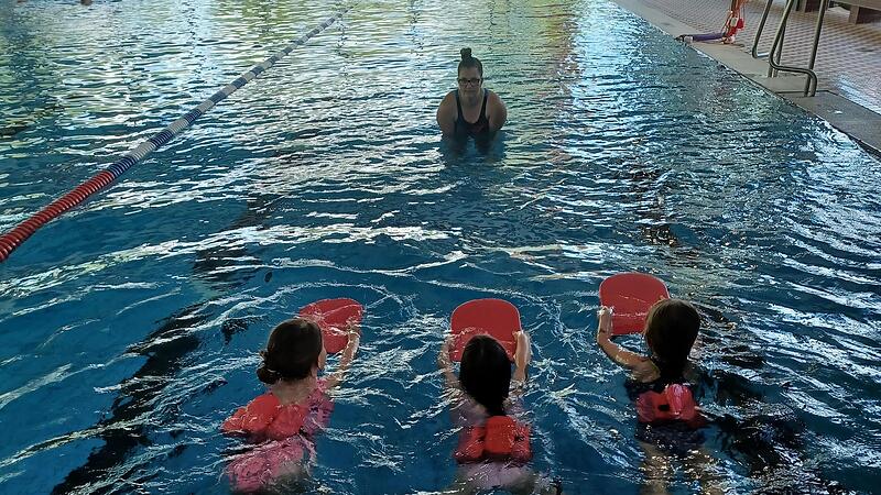 Die Schwimmausbildung ist den Anbietern im Landkreis sehr wichtig. Hier ein Bild aus einem Kurs im Freizeitbad „AquaRiese“ in Bad Staffelstein. Die Schwimmausbildung ist den Anbietern im Landkreis sehr wichtig. Hier ein Bild aus einem Kurs im Freizeitbad „AquaRiese“ in Bad Staffelstein.