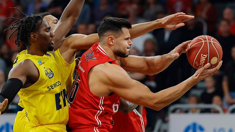 Bambergs Filip Stanic (rechts) kämpft mit den Oldenburgern Ebuka Izundu (vorne) und Len Schoormann um den Ball.