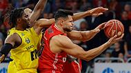 Bambergs Filip Stanic (rechts) kämpft mit den Oldenburgern Ebuka Izundu (vorne) und Len Schoormann um den Ball.
