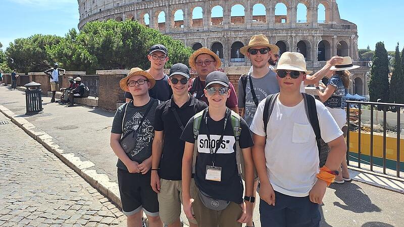 Die Ministranten Bad Br&uuml;ckenau erlebten Papst Franziskus 2024 auf dem Petersplatz. Vorne von links nach rechts: Jonathan Sell, Leander Lang, Linus Schmitz und Leonhard Gayer. Hinten von links nach rechts: Patrick Lieb, Diakon Kim Sell und Janik Veit.