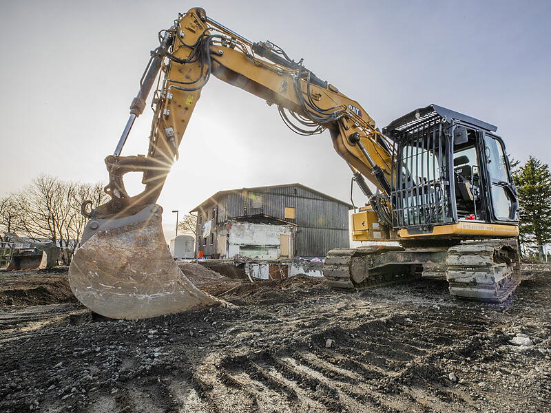 Der erste Schritt des Wiederaufbaus: Ein Bagger hebt eine Grube für den neuen Keller aus. Der erste Schritt des Wiederaufbaus: Ein Bagger hebt eine Grube für den neuen Keller aus.