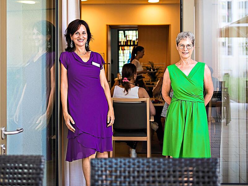 Aus einer spontanen Idee wurde Realit&auml;t: Barbara Blecha, Leiterin des Caritas‑Pflegezentrums St. Otto, und Simone Stroppel, SkF-Gesch&auml;ftsf&uuml;hrerin, begr&uuml;&szlig;en die G&auml;ste im neuen Haincaf&eacute;. Michael Gr&uuml;ndel