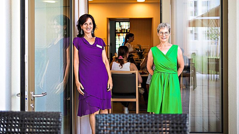 Aus einer spontanen Idee wurde Realit&auml;t: Barbara Blecha, Leiterin des Caritas‑Pflegezentrums St. Otto, und Simone Stroppel, SkF-Gesch&auml;ftsf&uuml;hrerin, begr&uuml;&szlig;en die G&auml;ste im neuen Haincaf&eacute;. Michael Gr&uuml;ndel