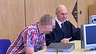 Der wegen Körperverletzung mit Todesfolge verurteilte 38-Jährige hatte zu Prozessbeginn über seinen Anwalt Till Wagler (rechts) eine Erklärung verlesen lassen. Er war geständig.