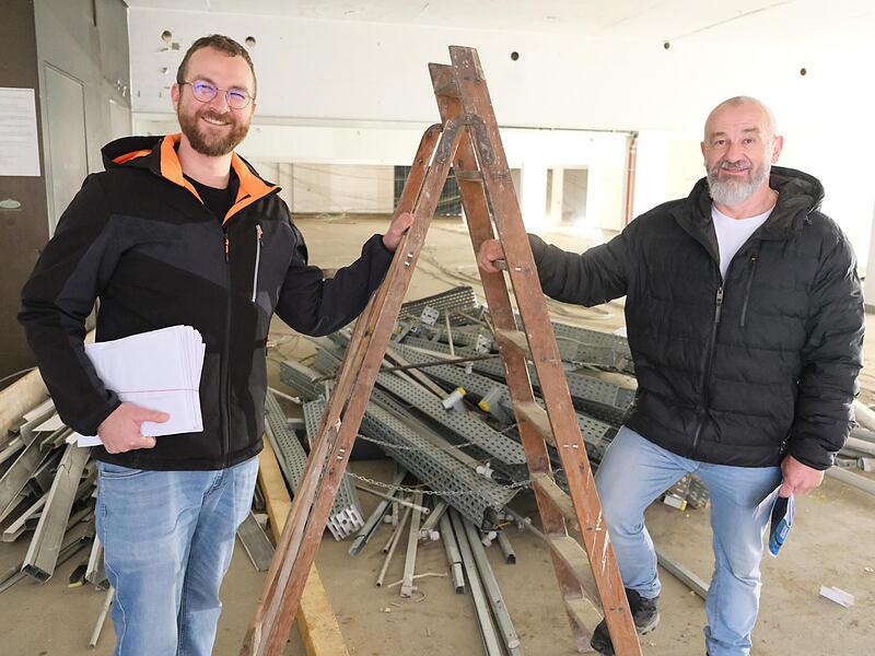 Robert (rechts) und Jochen Manhardt legen in der Tiefgarage des k&uuml;nftigen Hotels Sonnenhof Hand an. Aktuell steht dort die Entkernung samt Entsorgung alter Installationen an.