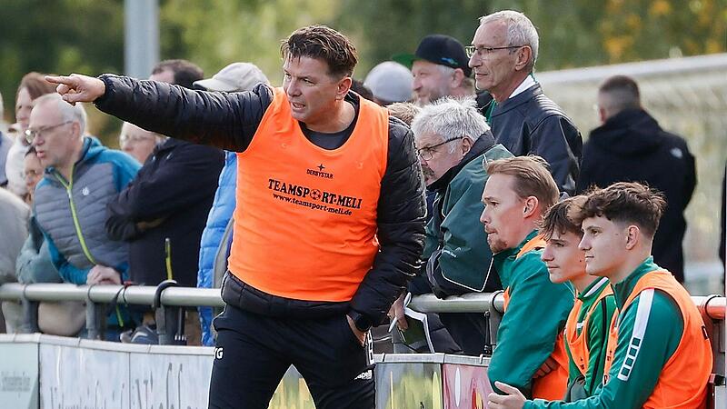 Trainer Thorsten Götzelmann (links) und Co-Trainer Mathias Brunsch (Dritte von rechts) verfolgen das Abtswinder Spiel. Das Bild entstand beim Bayernliga-Auswärtsspiel in Karlburg.