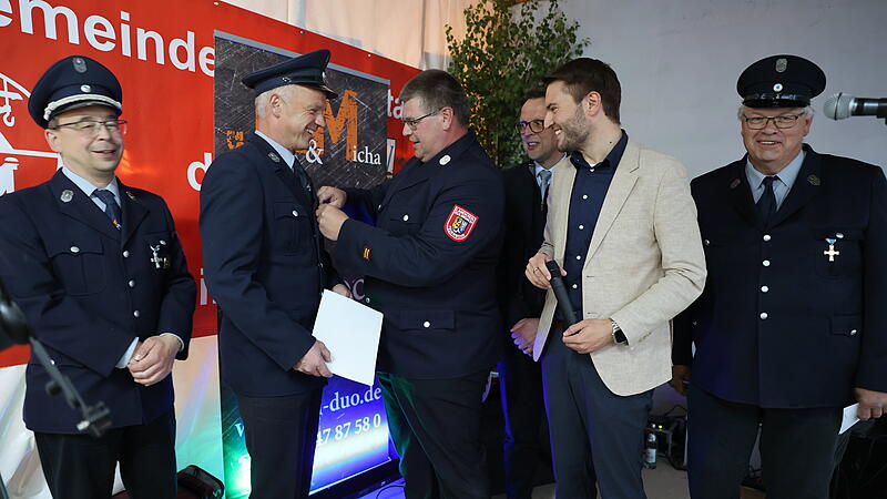 Kreisbrandmeister Stefan Heidenreich aus Wonsees heftete dem verdienten Feuerwehraktiven J&uuml;rgen Feulner das Abzeichen f&uuml;r 25 Jahre aktiven Dienst ans Revers. Auch B&uuml;rgermeister Andreas P&ouml;hlmann, Landrat Jonas Gleich, der Vorsitzende der Freiwilligen Feuerwehr Wolfgang Abu und der Kommandant der Feuerwehr Gelbsreuth Holger M&uuml;nch (links) gratulierten.Der Gemeindefeuerwehrtag Gelbsreuth in Bildern.