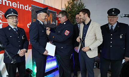 Kreisbrandmeister Stefan Heidenreich aus Wonsees heftete dem verdienten Feuerwehraktiven J&uuml;rgen Feulner das Abzeichen f&uuml;r 25 Jahre aktiven Dienst ans Revers. Auch B&uuml;rgermeister Andreas P&ouml;hlmann, Landrat Jonas Gleich, der Vorsitzende der Freiwilligen Feuerwehr Wolfgang Abu und der Kommandant der Feuerwehr Gelbsreuth Holger M&uuml;nch (links) gratulierten.Der Gemeindefeuerwehrtag Gelbsreuth in Bildern.