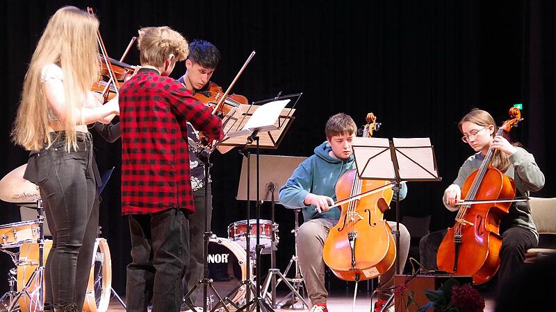 Das Junior-Streichensemble  nahm die Zuh&ouml;rer mit auf eine musikalische Weltreise.