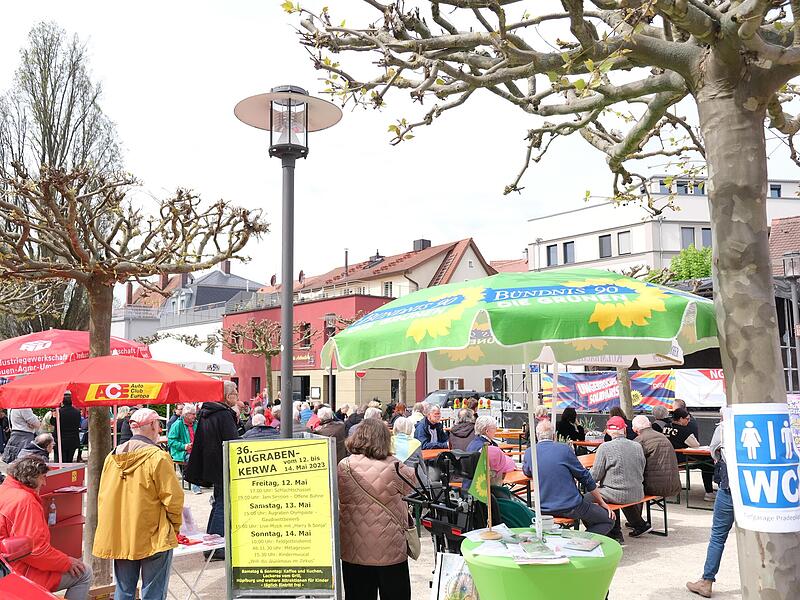Viele Leute versammelten sich auf dem Marktplatz.Forchheim & Fr&auml;nkische Schweiz