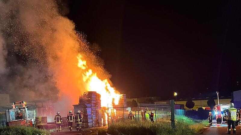 Zu einem Großeinsatz wurden Einsatzkräfte mehrerer Feuerwehren am späten Freitagabend nach Iphofen gerufen. Ein Sägewerk im Gewerbegebiet, in der Straße Am Breitenstein, brannte. Zu einem Großeinsatz wurden Einsatzkräfte mehrerer Feuerwehren am späten Freitagabend nach Iphofen gerufen. Ein Sägewerk im Gewerbegebiet, in der Straße Am Breitenstein, brannte.