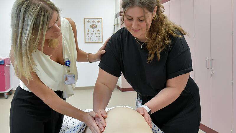 Am Schwangerensimulator in Erlangen k&ouml;nnen angehende Hebammen einen Modellbauch erf&uuml;hlen.