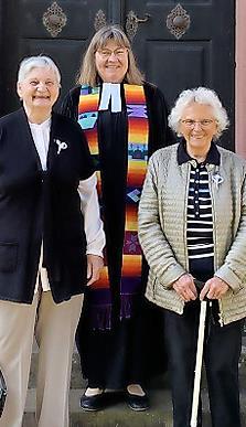 Auf 70 Jahre seit der Konfirmation blickten Else M&uuml;hlig (geb. Kn&uuml;ttel, links) und Marga Koch (geb. Hartmann) zur&uuml;ck. Hinten Pfarrerin Barbara Weichert.